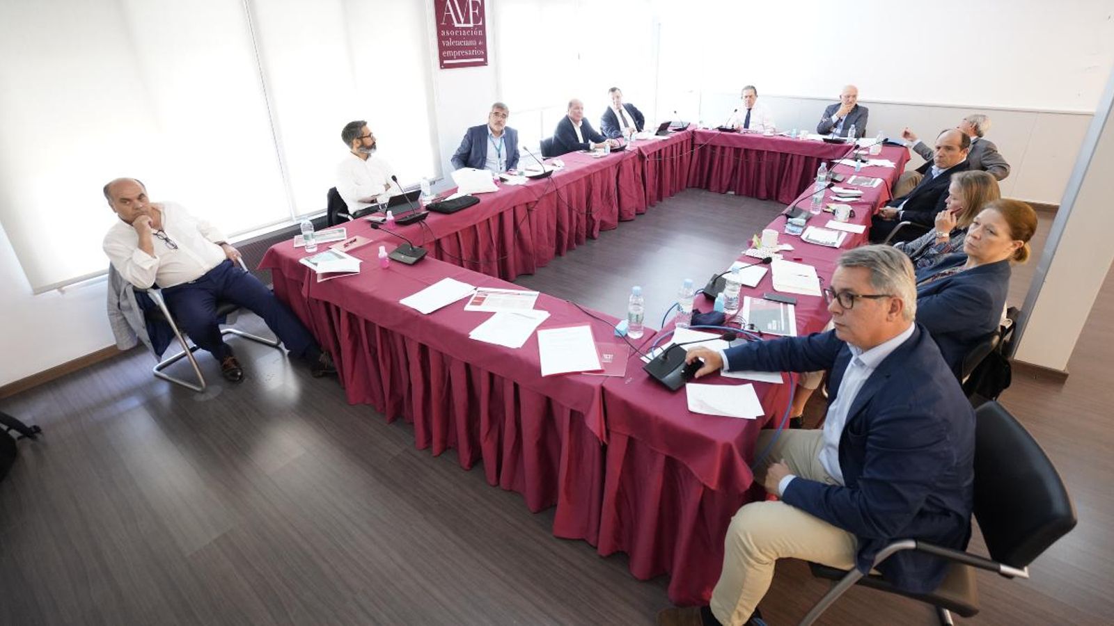 La junta directiva d'AVE en la reunió que ha mantingut amb el president de la Generalitat per vídeoconferència