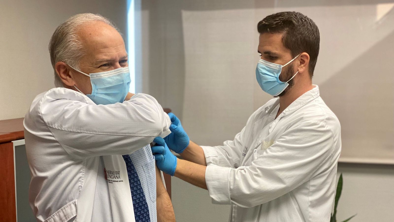 Un sanitari es vacuna contra la grip