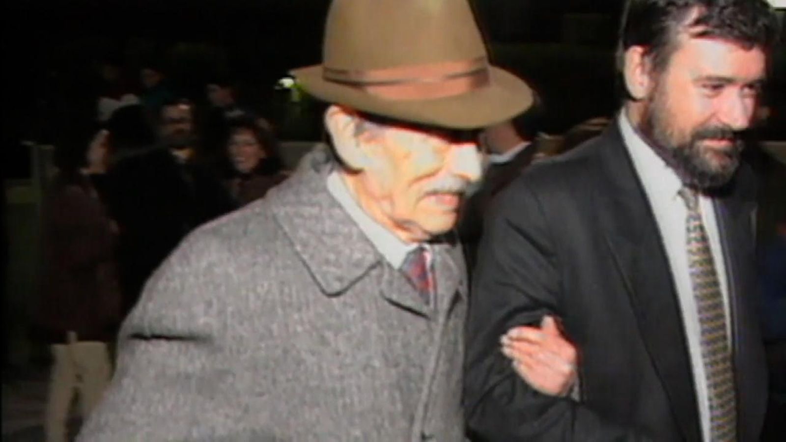 Enric Valor acompanyat