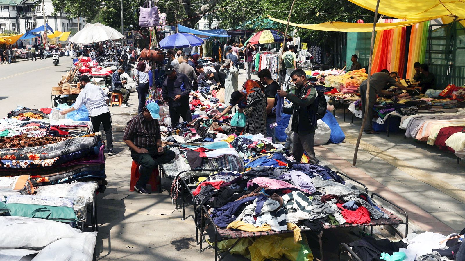 Jornada d'aparent normalitat a Srinagar (Caixmir) després de l'alto el foc