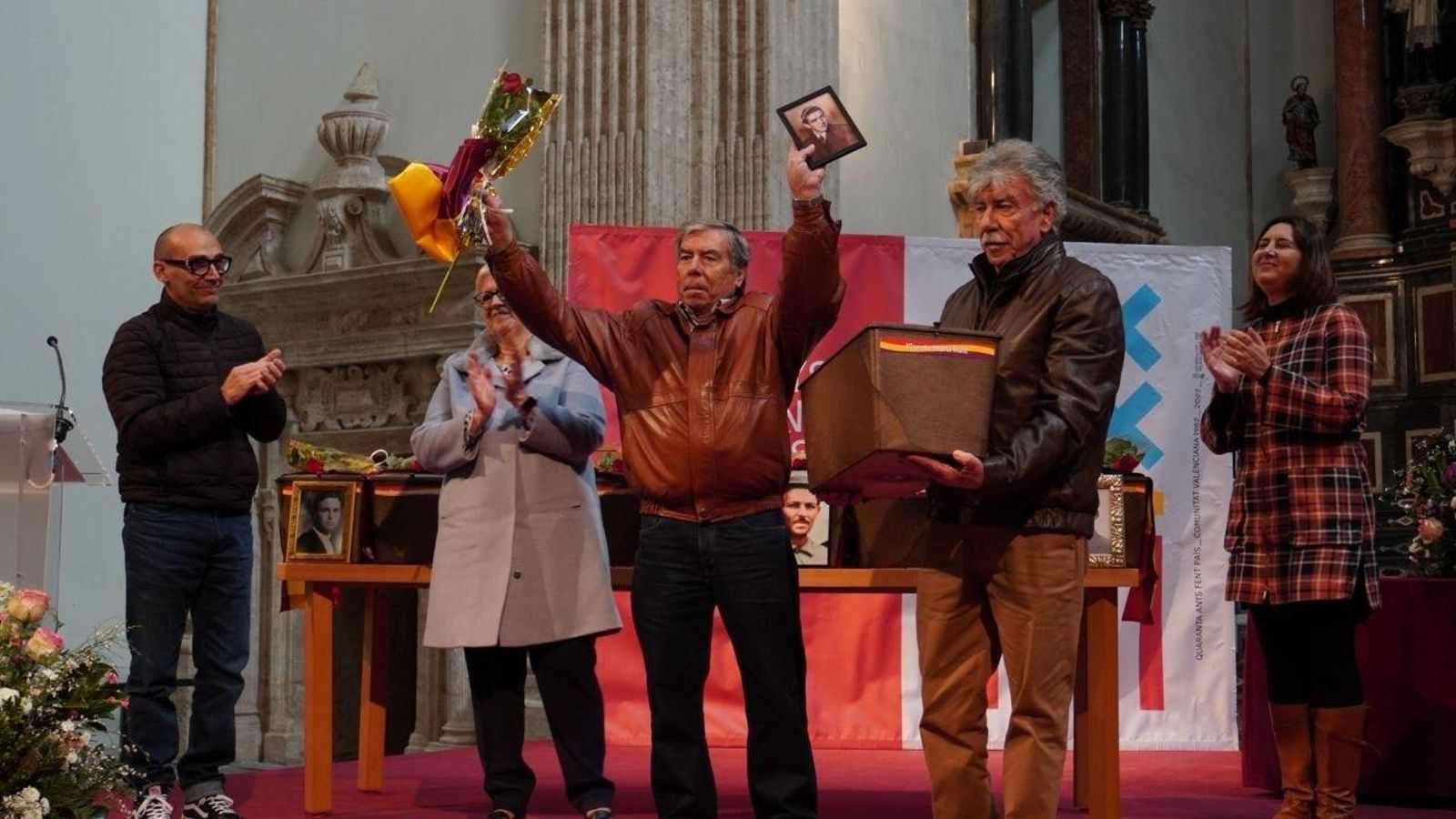 Familiars reben les restes d'una de les víctimes del franquisme