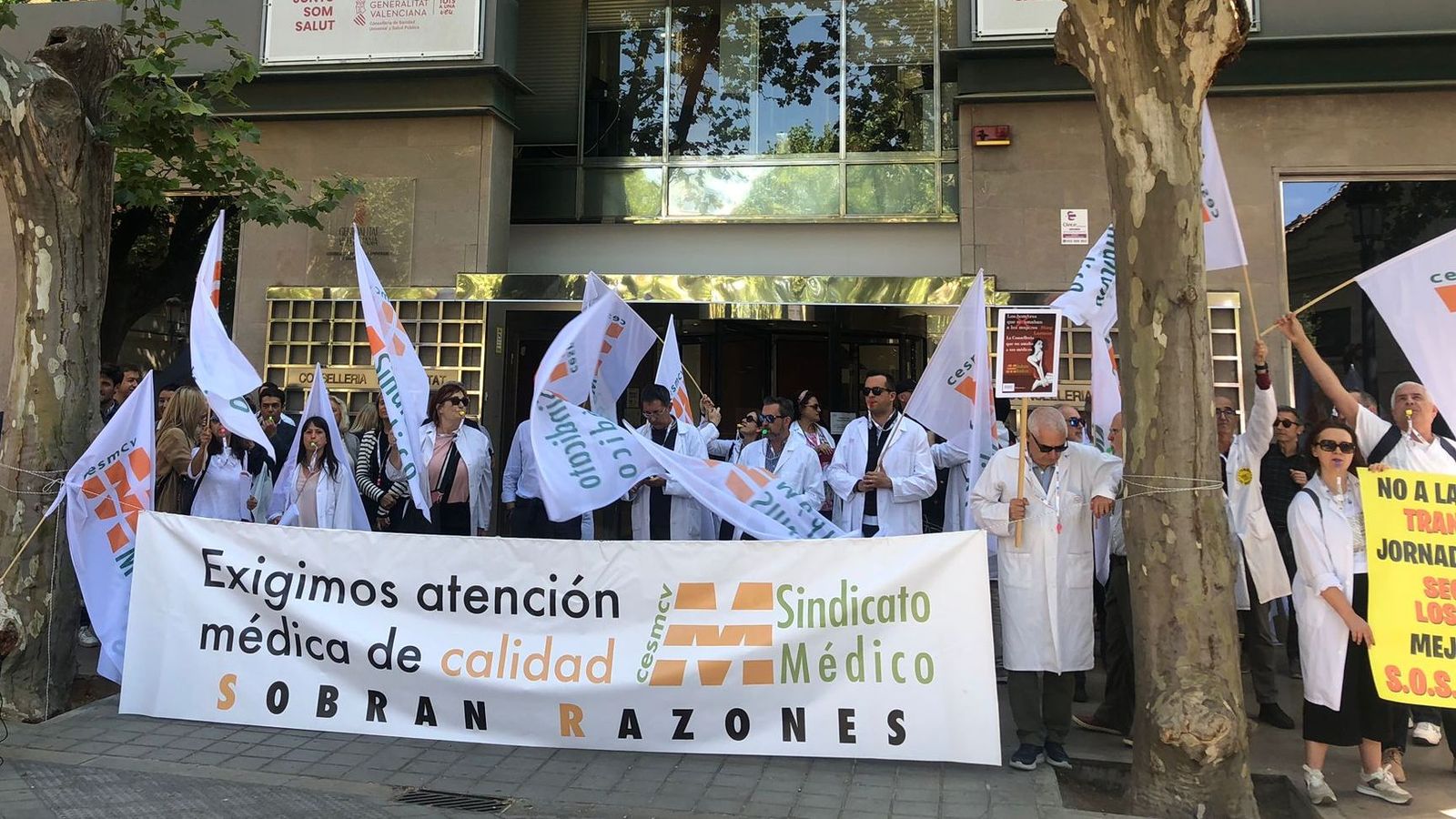 Alguns dels facultatius que s'han concentrat a les portes de Sanitat aquest dilluns