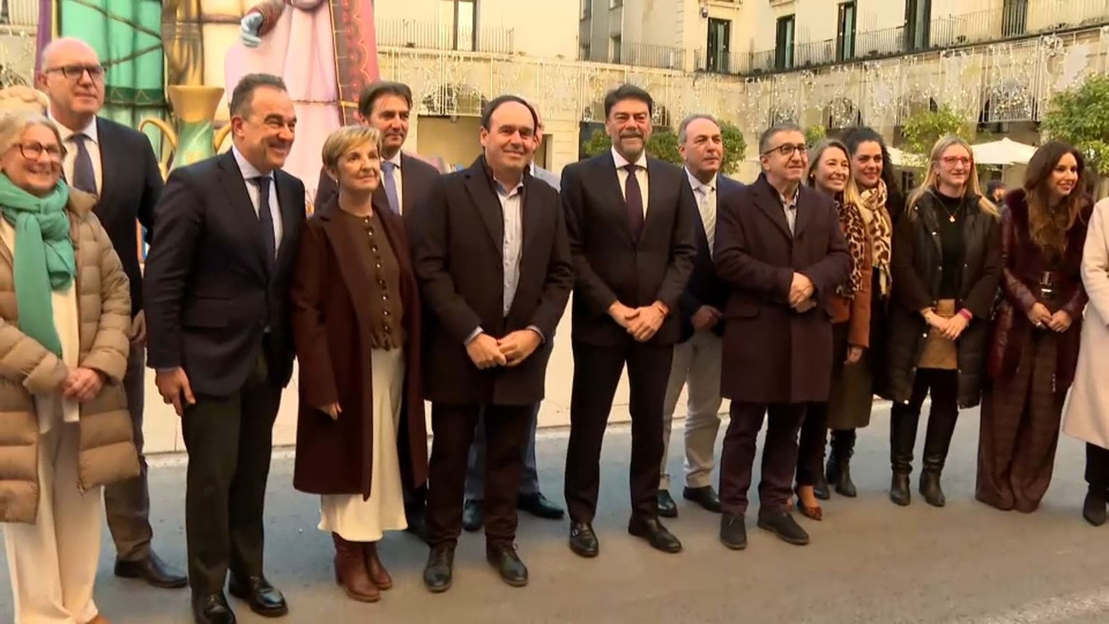 El president de la Generalitat, amb alguns membres del seu Consell i l'alcalde d'Alacant, Luis Barcala