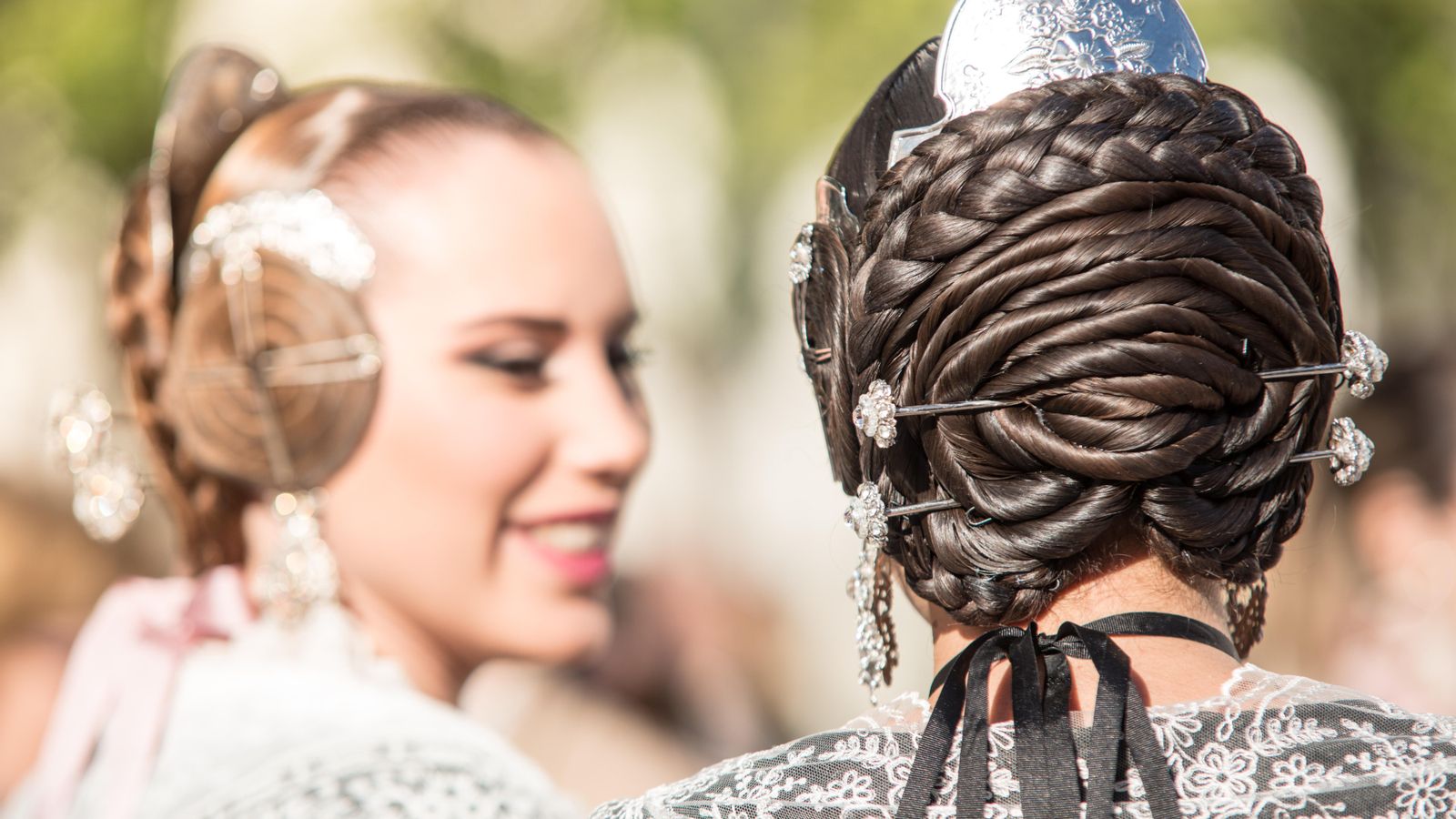 Dos falleres parlen a les portes del seu casal