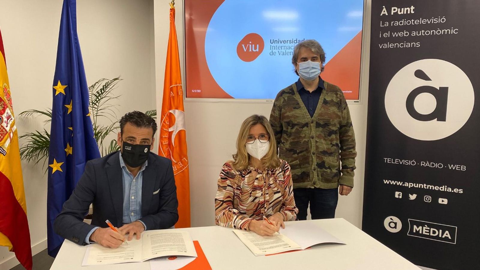 El director general d'À Punt, Alfred Costa; el degà de VIU, Joan Oleaque, i Eva María Giner, rectora de VIU VIU