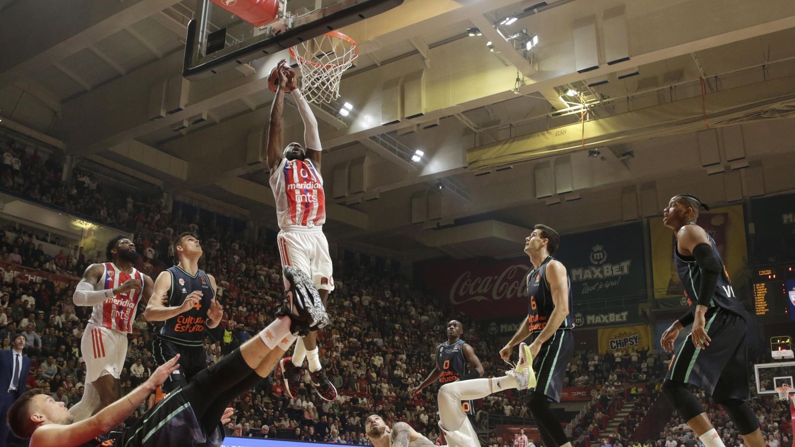 John Holland s'enlaira amb dos jugadors tirats per terra, un d'ells el taronja Martin Hermannsson