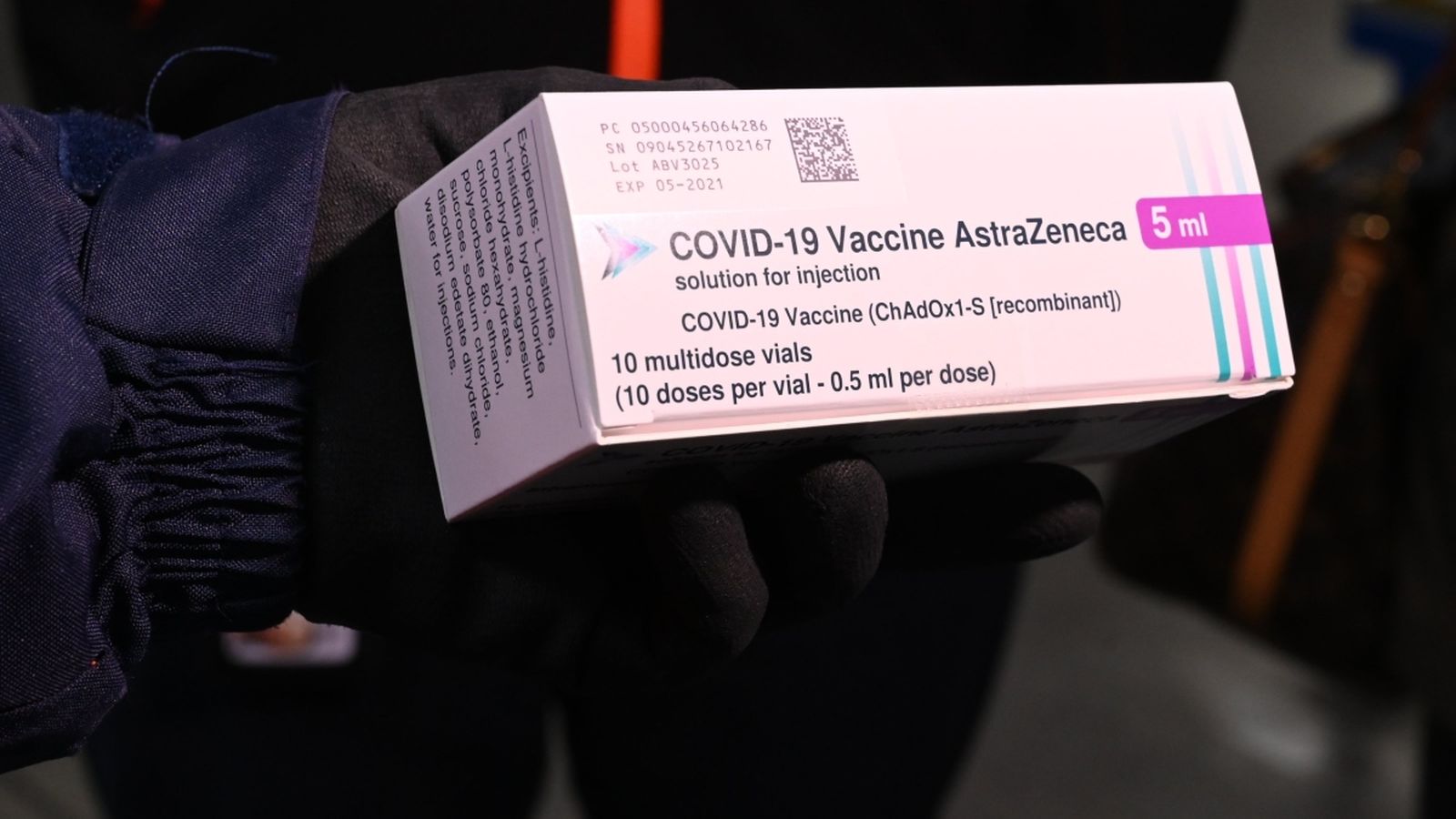 Caixa de vials de la vacuna d'AstraZeneca i la Universitat d'Oxford