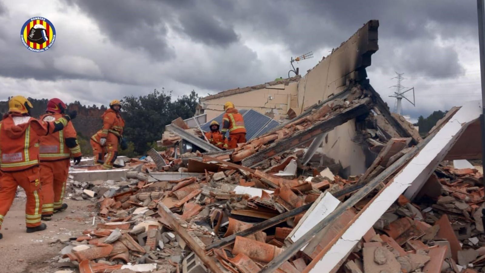 Efectius dels bombers actuen a la finca sinistrada Efectius dels bombers actuen a la finca sinistrada