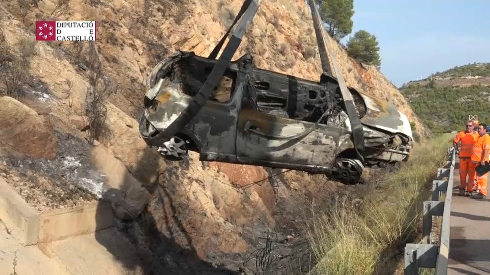 Els bombers alcen el vehicle totalment calcinat