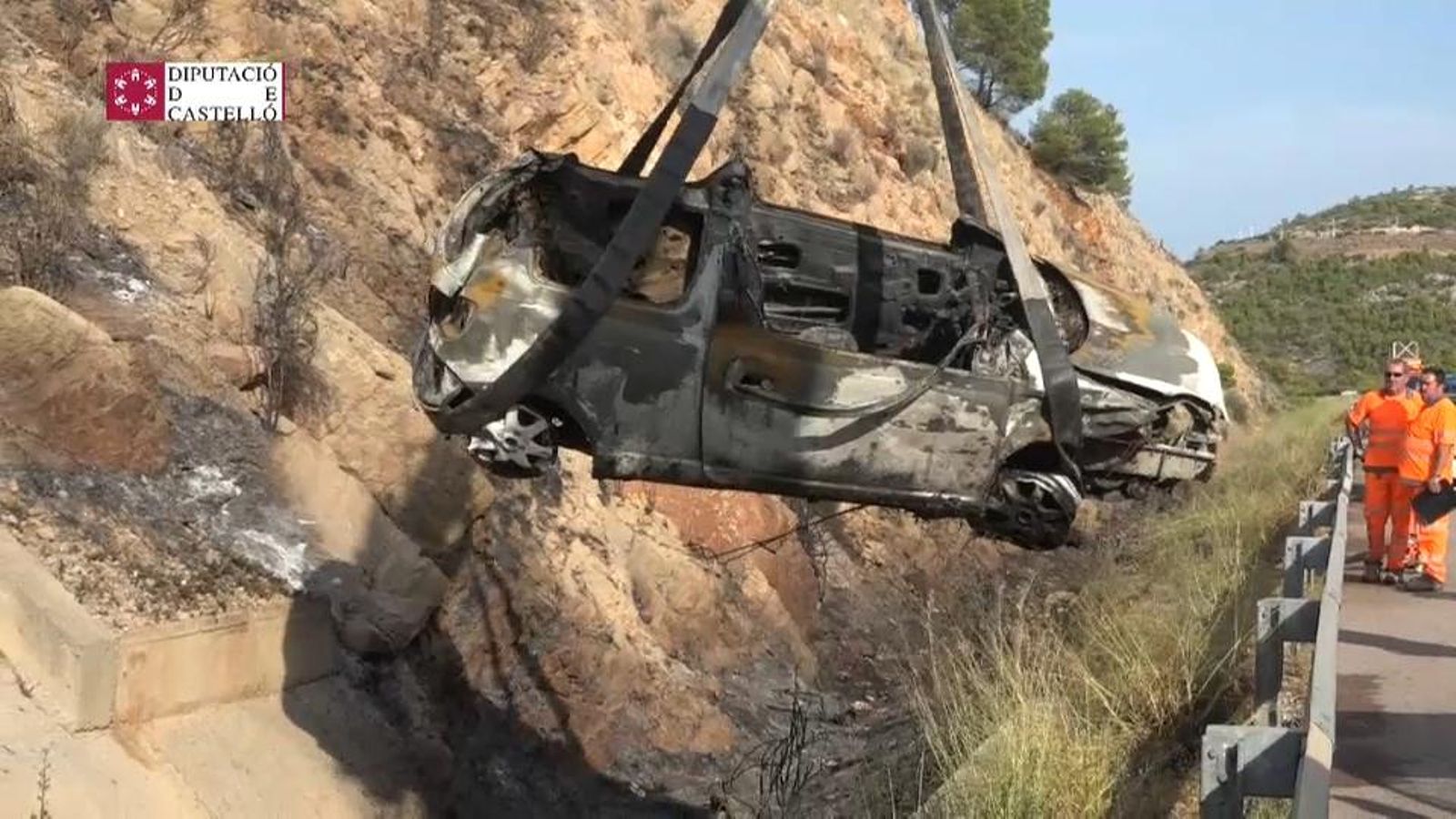 Els bombers alcen el vehicle totalment calcinat