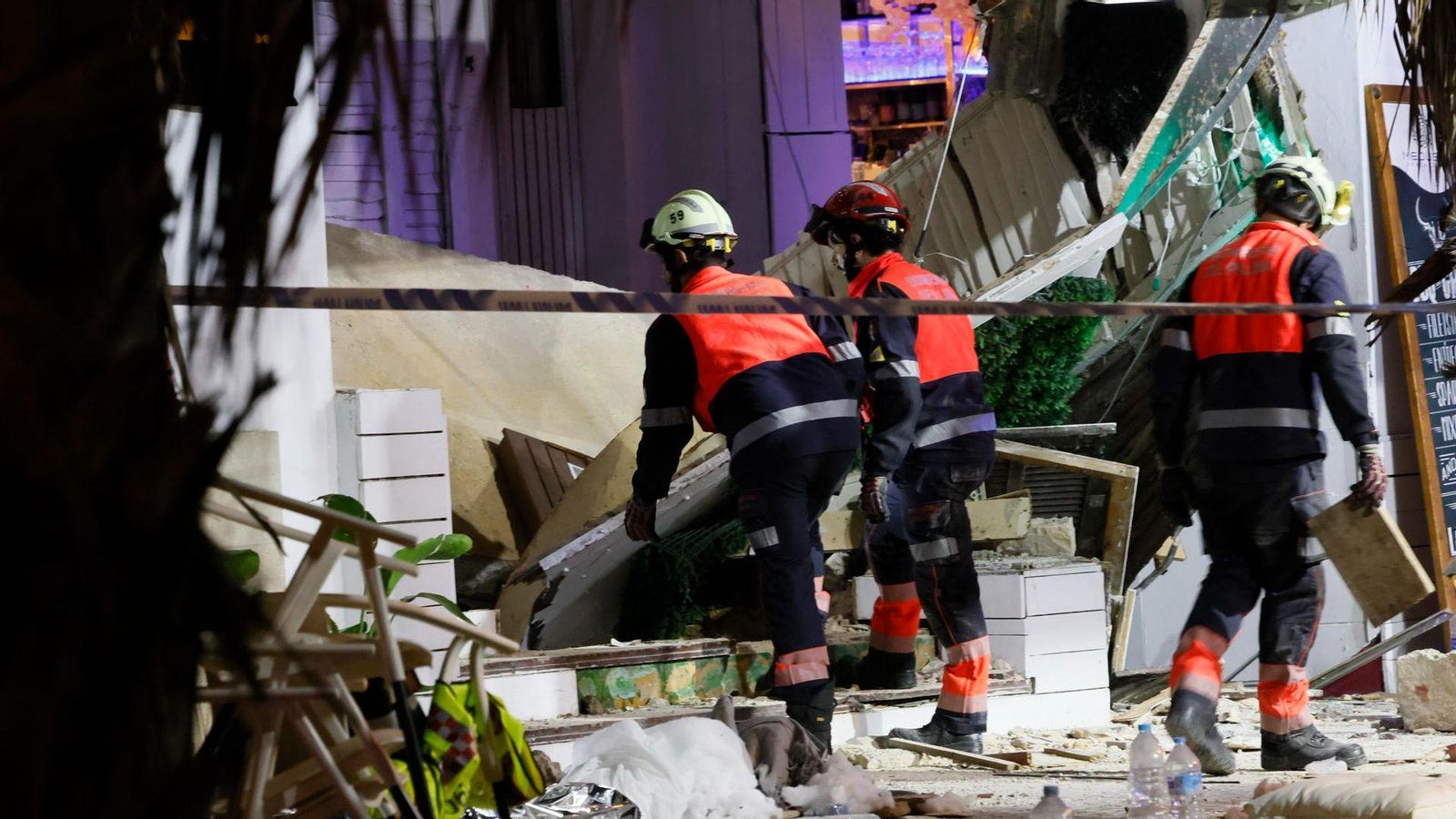 Els bombers tracten d'accedir al restaurant de s'Arenal en els primers minuts després de l'afonament Els bombers tracten d'accedir al restaurant de l'Arenal en els primers minuts després de l'afonament