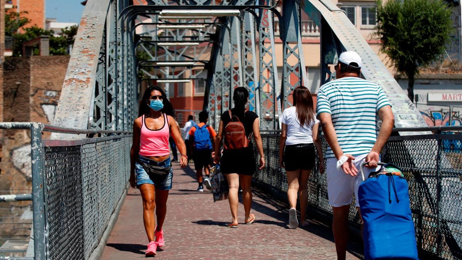 Uns veïns creuen el pont de la Torrassa a L'Hospitalet de Llobregat