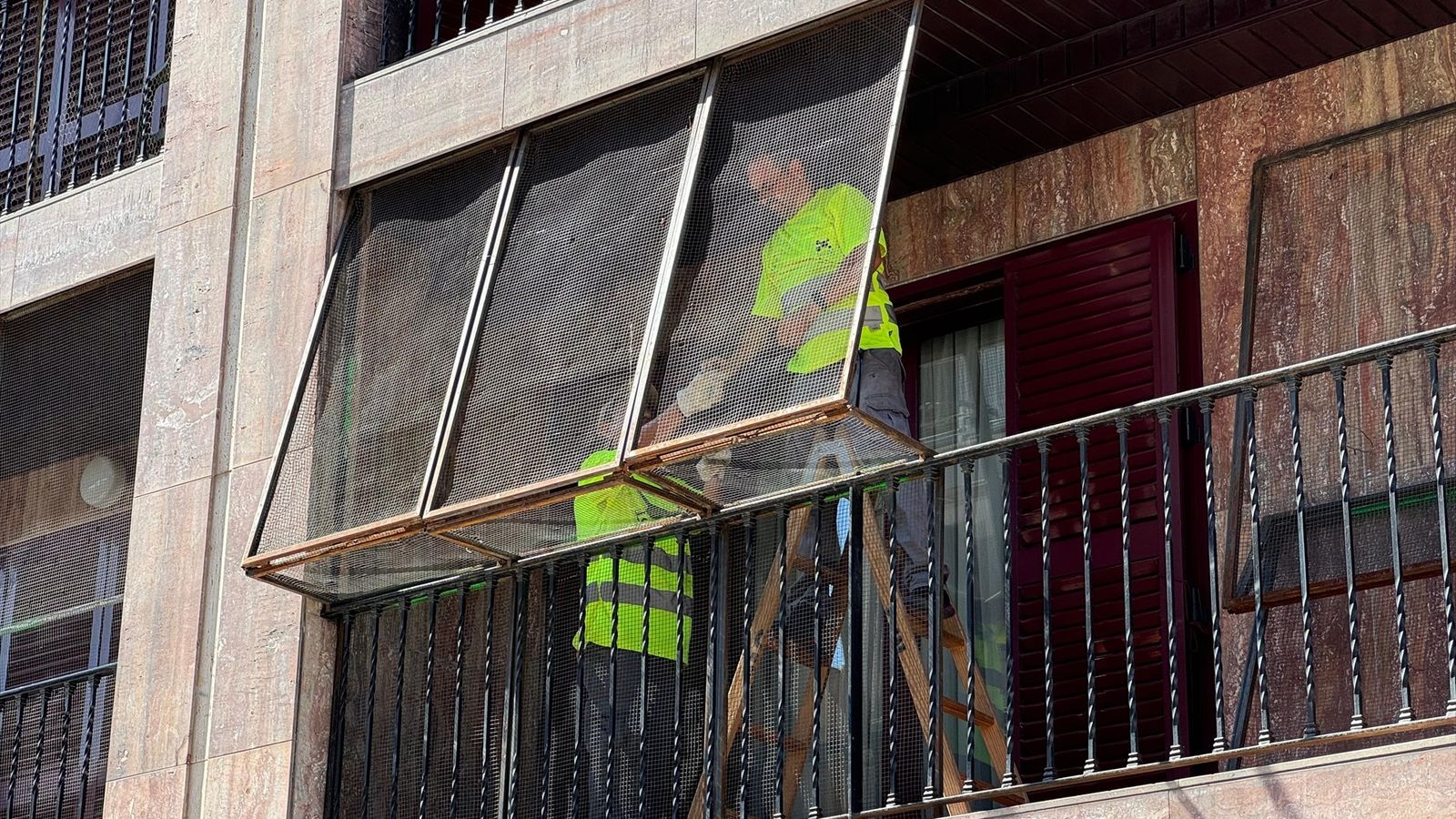 Operaris de l'Ajuntament de Paterna instal·les les proteccions als edificis del carrer Major