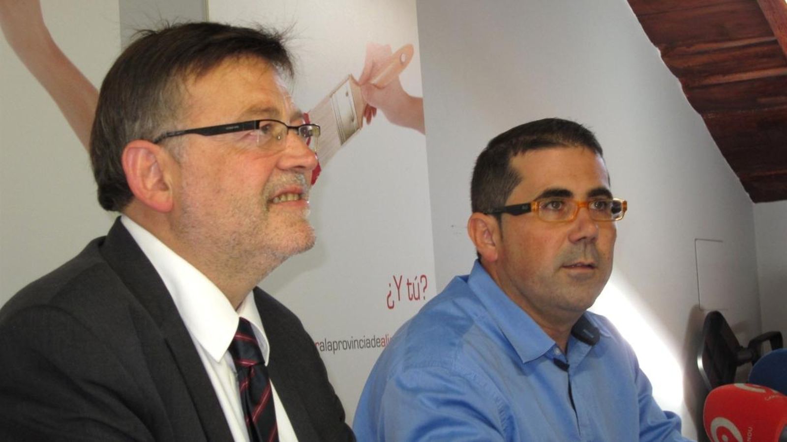 Buyolo ha sigut també secretari d'organització del PSPV a la província d'Alacant i regidor de l'Ajuntament d'Elx