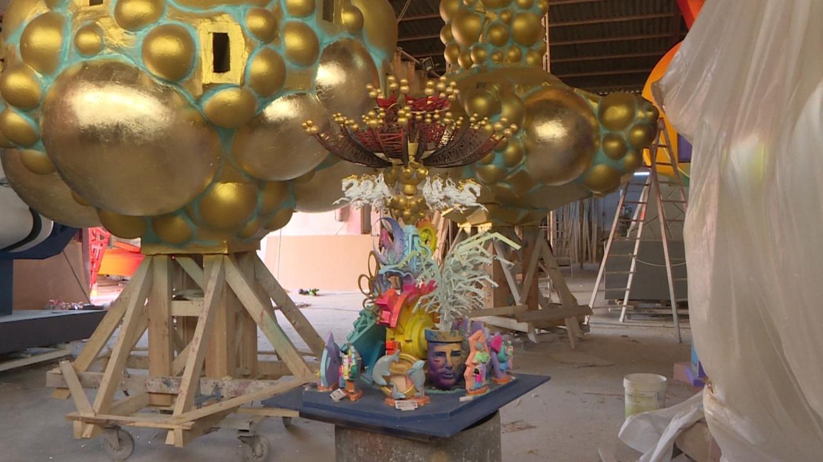 Maqueta i peces de la foguera oficial d'Alacant, obra de Pedro Espadero