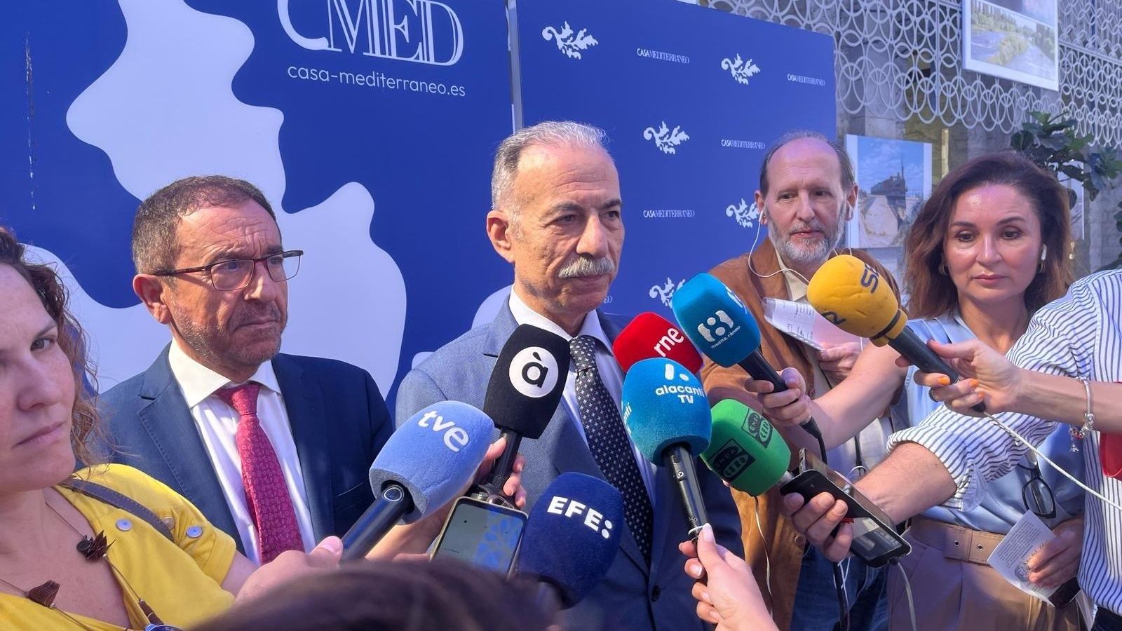 L'ambaixador de Palestina, Husni Abdel Wahed, atén els mitjans des d'Alacant