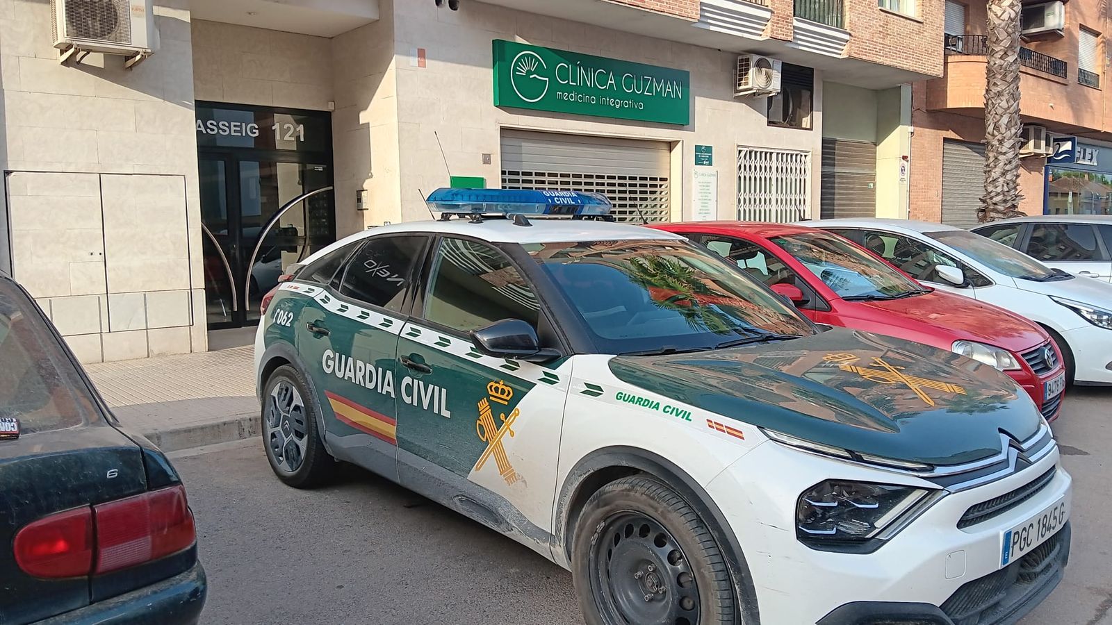 Un vehicle de la Guàrdia Civil, al domicili del policia trobat mort