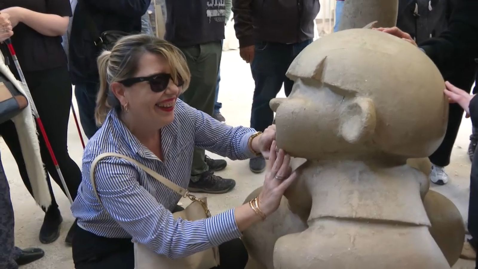 Persones sordcegues visiten el taller d'un constructor de fogueres