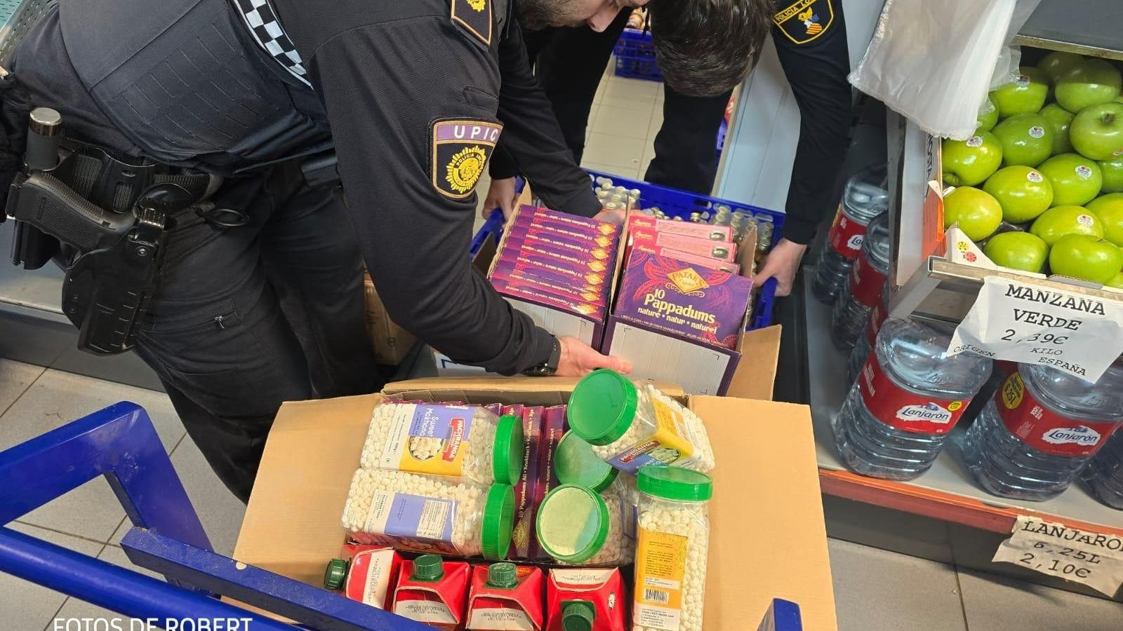 Dos agents de la Policia Local de València que van inspeccionar el supermercat
