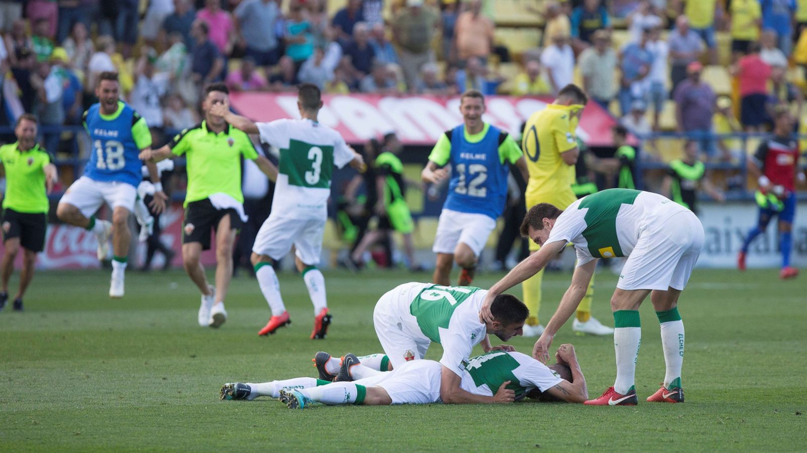 Els jugadors de l'Elx CF celebren l'ascens en la Ciutat Esportiva del Vila-real CF