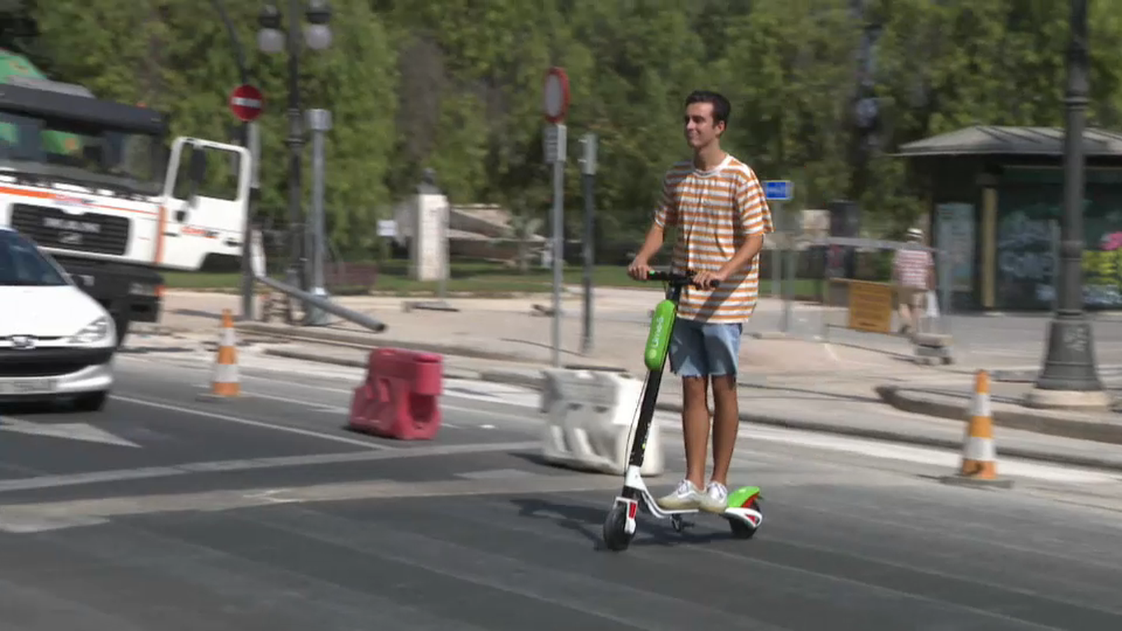 Un patinet circula per un pas de vianants a València