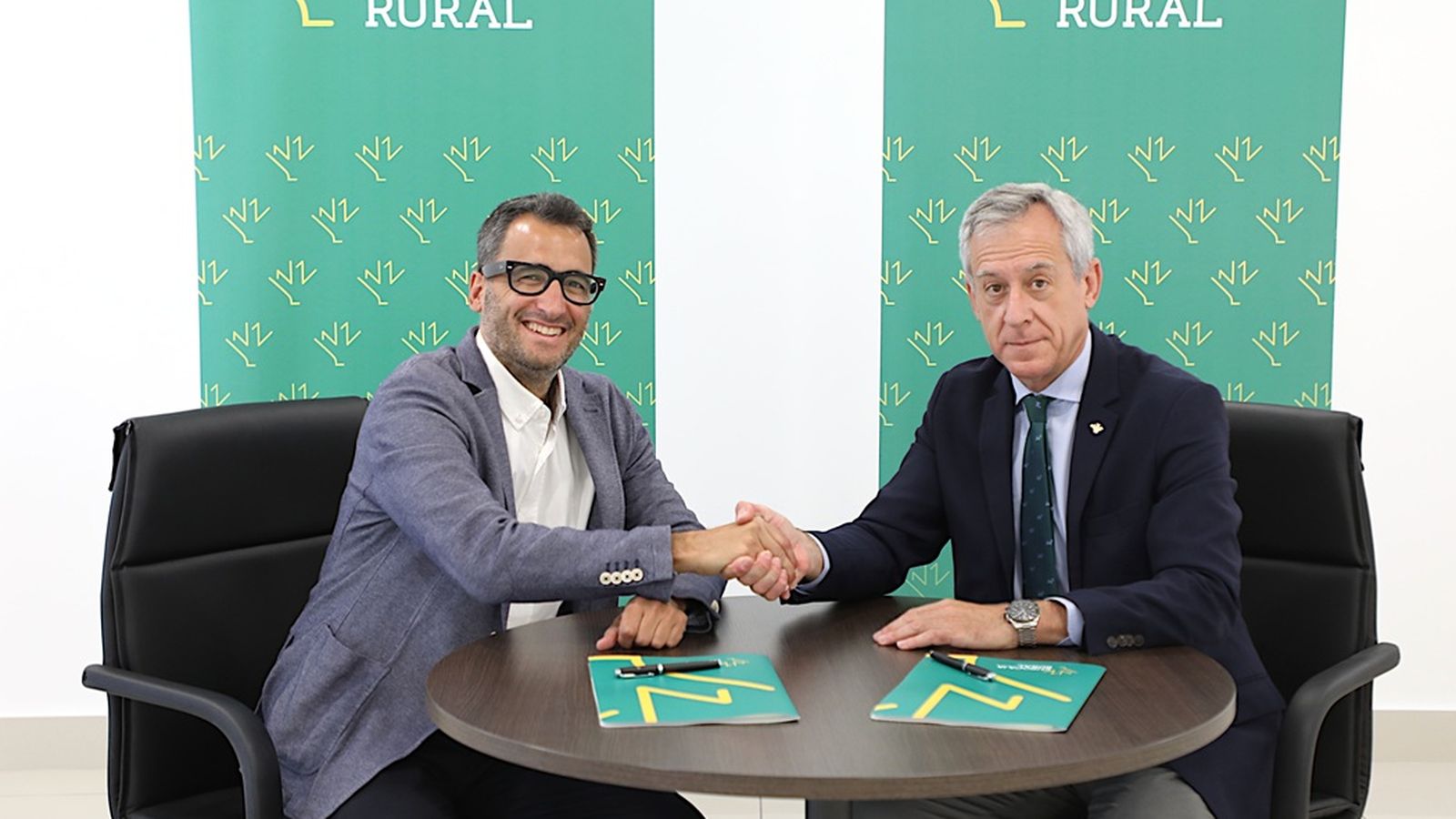 El president de Eurocaja Rural, Javier López Martín, i el president de APEFA, José Manuel Zaragoza Miguel
