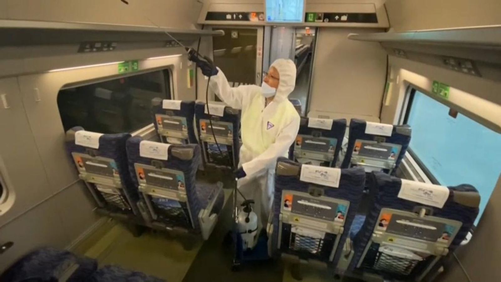 Un operari desinfecta un tren a la Xina