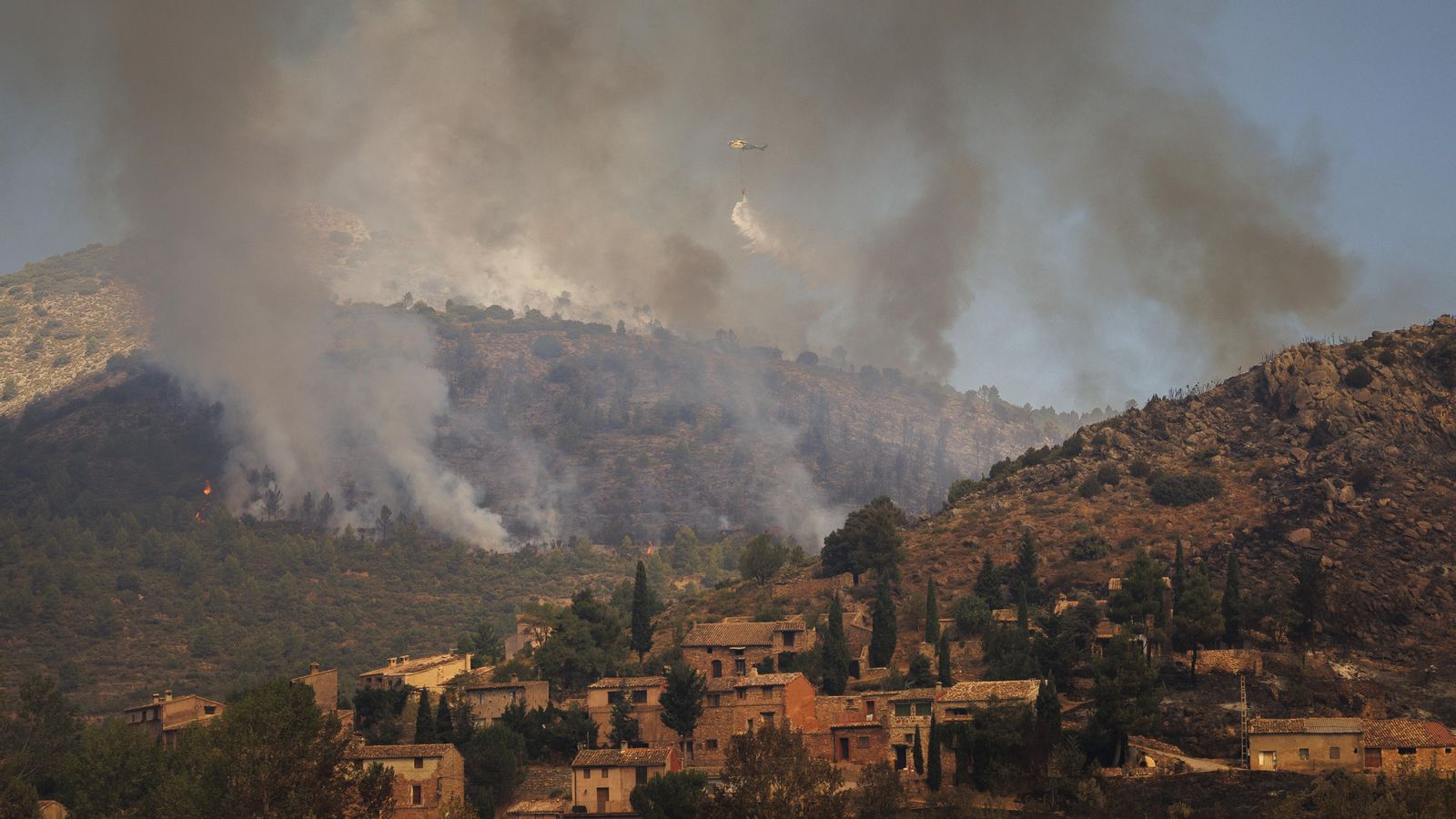 Una panoràmica del foc a Begís