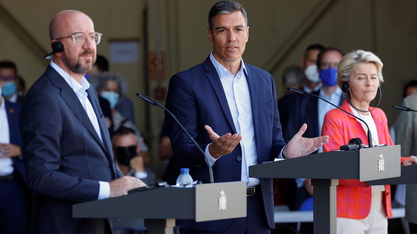 Pedro Sánchez, entre Charles Michel i Ursula von der Leyen en la visita al centre d'acollida instal·lat a Torrejón d'Ardoz