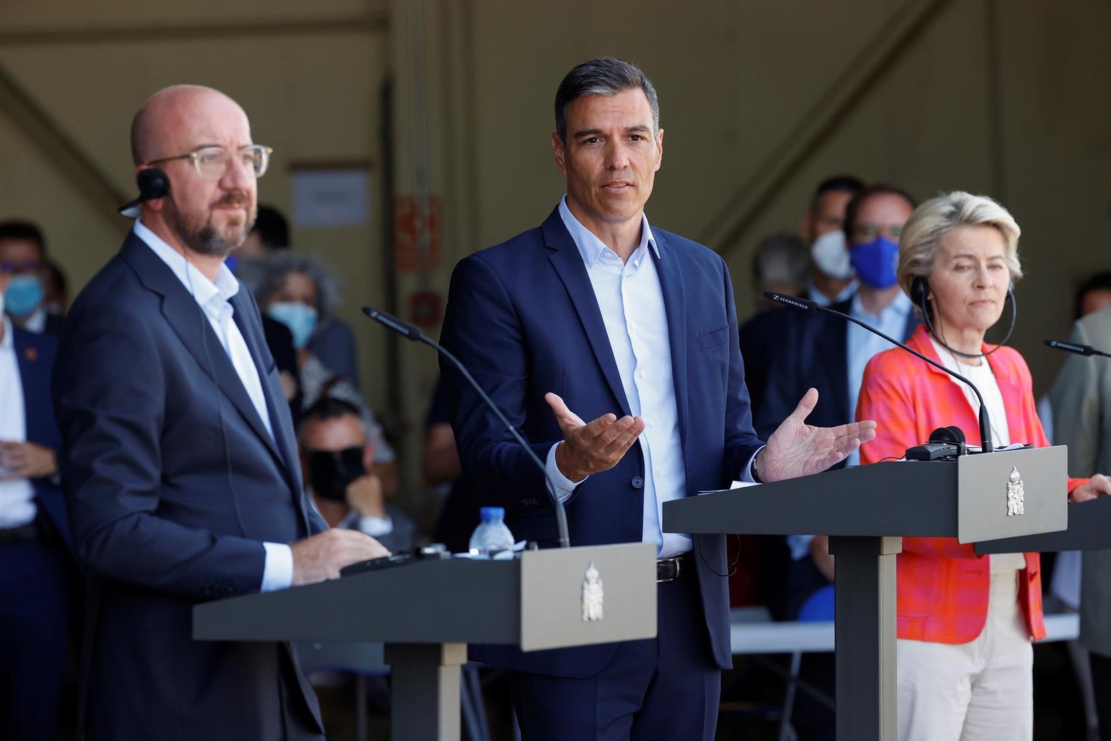 Pedro Sánchez, entre Charles Michel i Ursula von der Leyen en la visita al centre d'acollida instal·lat a Torrejón d'Ardoz