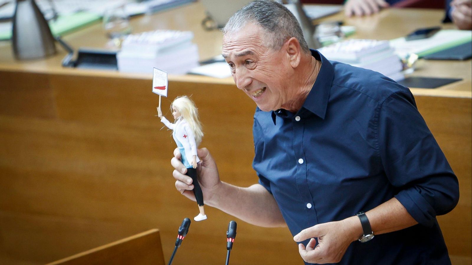 El síndic de Compromís mostra una nina Barbie per a criticar els intents de censura per part Jesús Albiol a biblioteca de Borriana