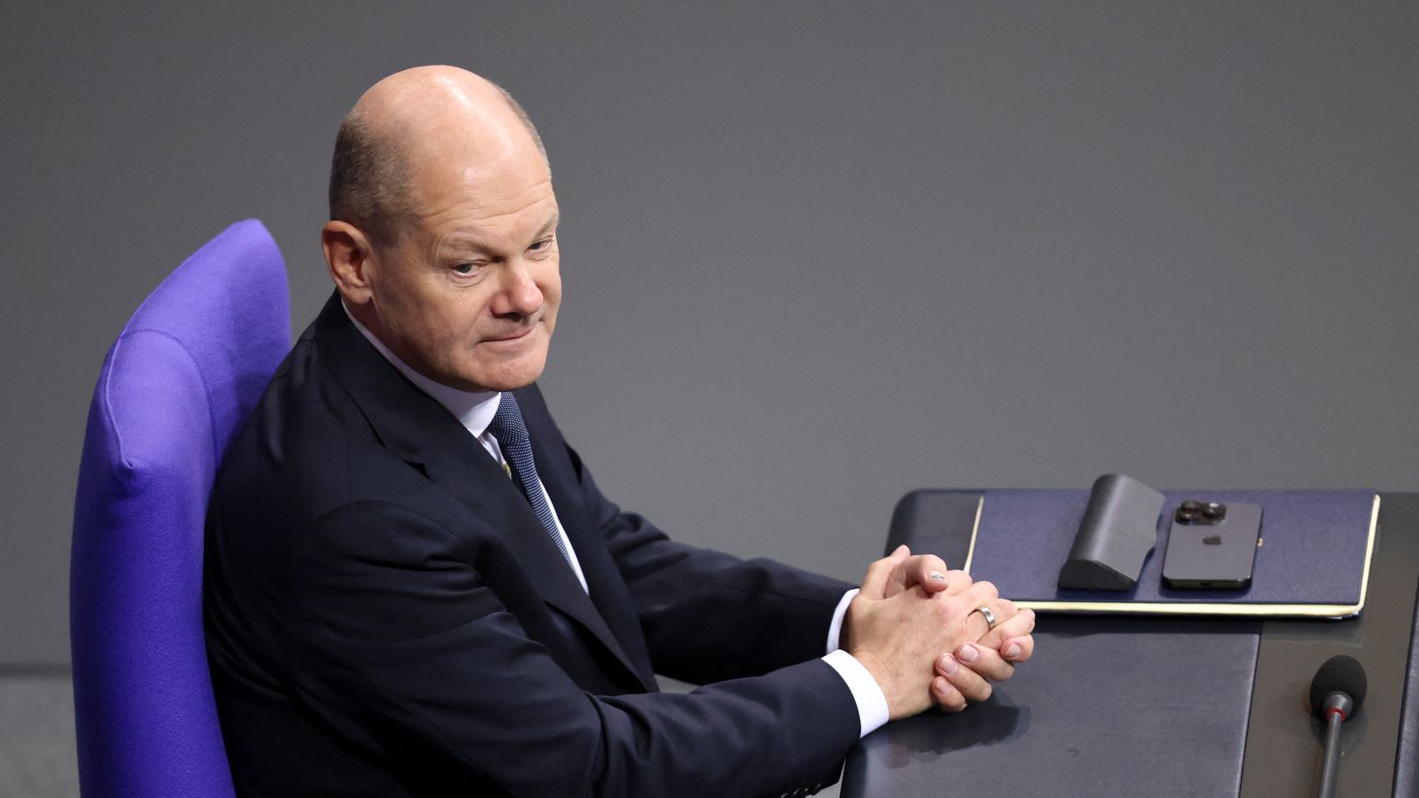 El canceller alemany Olaf Scholz, a la cambra baixa del parlament Bundestag, després de perdre el vot de confiança