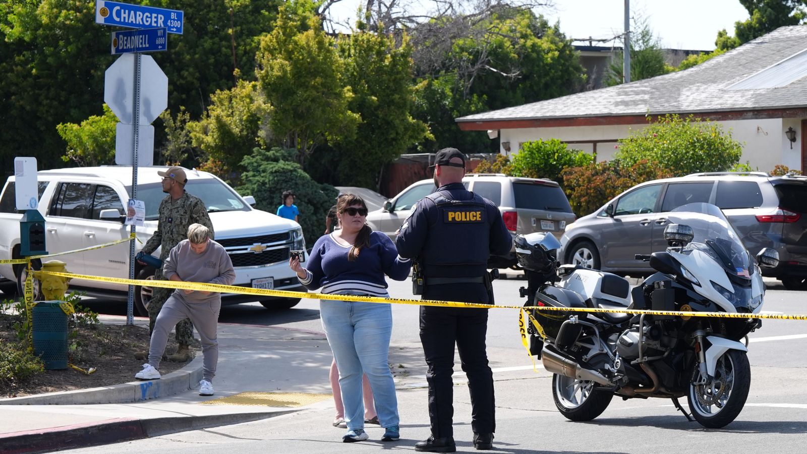 Un agent de la policia de San Diego custodia la zona on han mort almenys cinc persones en l’atac contra una mesquita este dilluns, a San Diego (Estats Units)