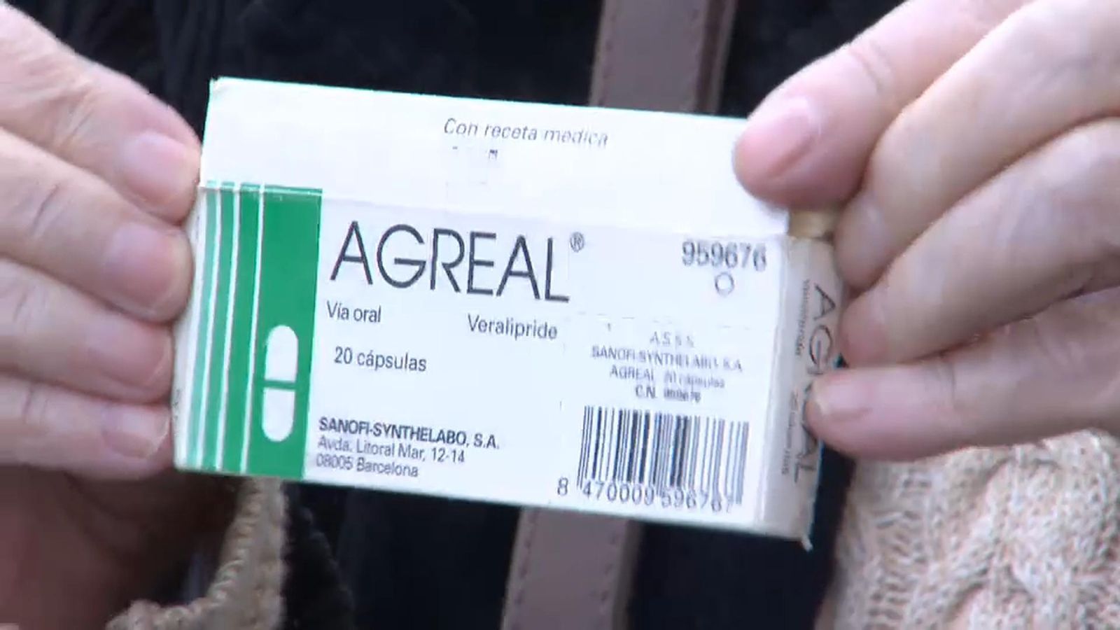 Una de les demandants sosté una caixeta d'Agreal a l'eixida del juí | À Punt.