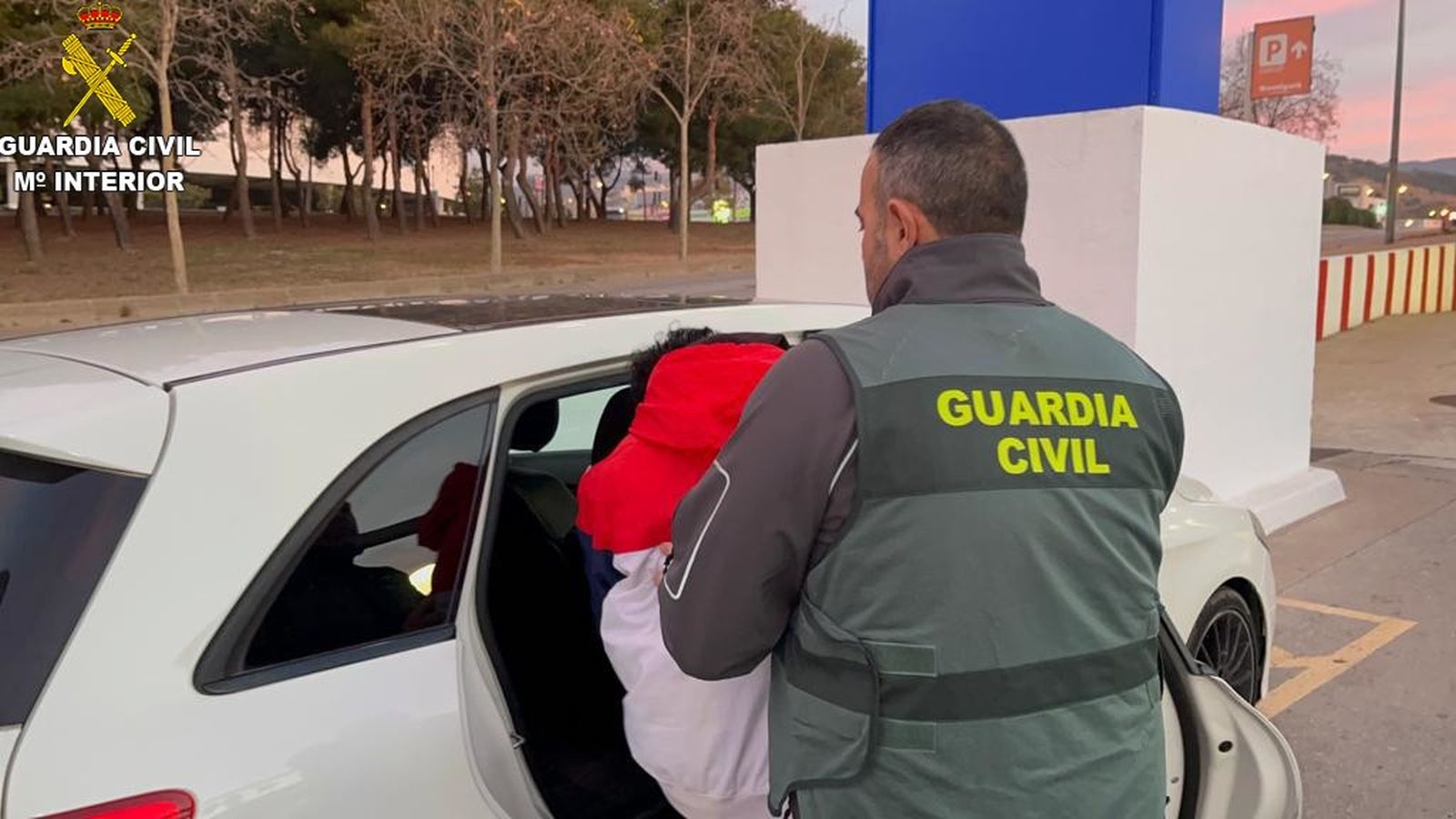 Moment en què la Guàrdia Civil deté als dos estafadors