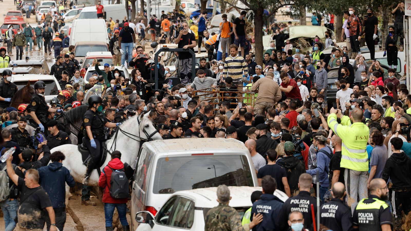 Una multitud de persones indignades increpa a la comitiva dels reis, Sánchez i Mazón este diumenge a Paiporta