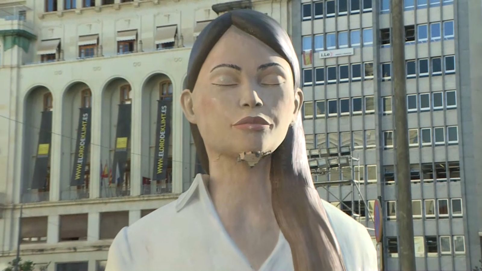 La meditadora de la falla municipal gran de València, l'endemà de la tempesta amb el mentó foradat