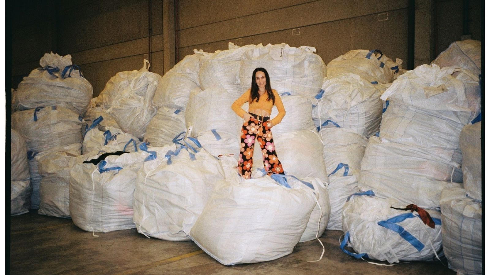 La dissenyadora Maria Escoté posa amb roba vaquera reutilitzada