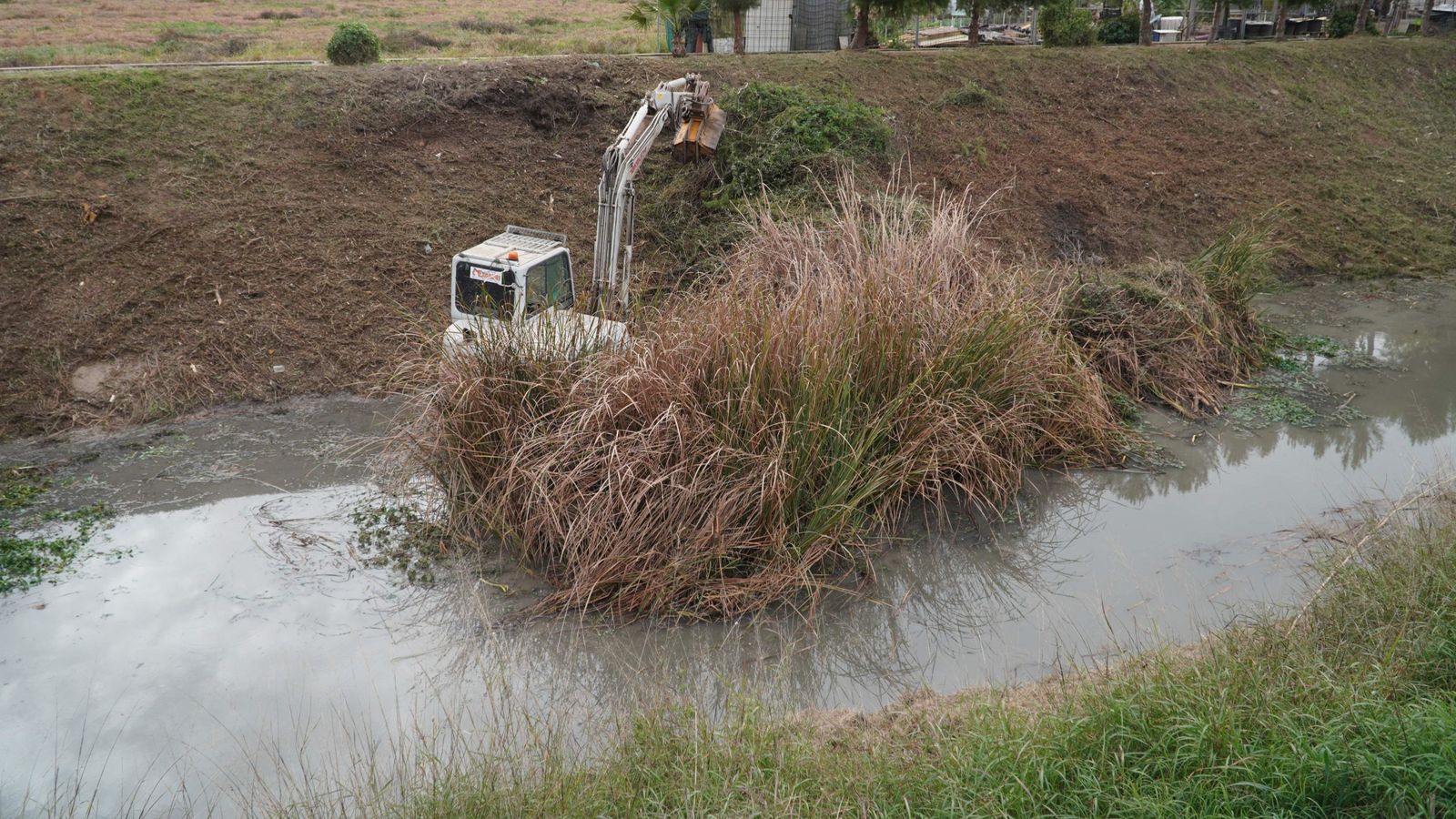 Una màquina treballa en la zona del Palmeret, en el barranc del Carraixet, en una imatge d'arxiu