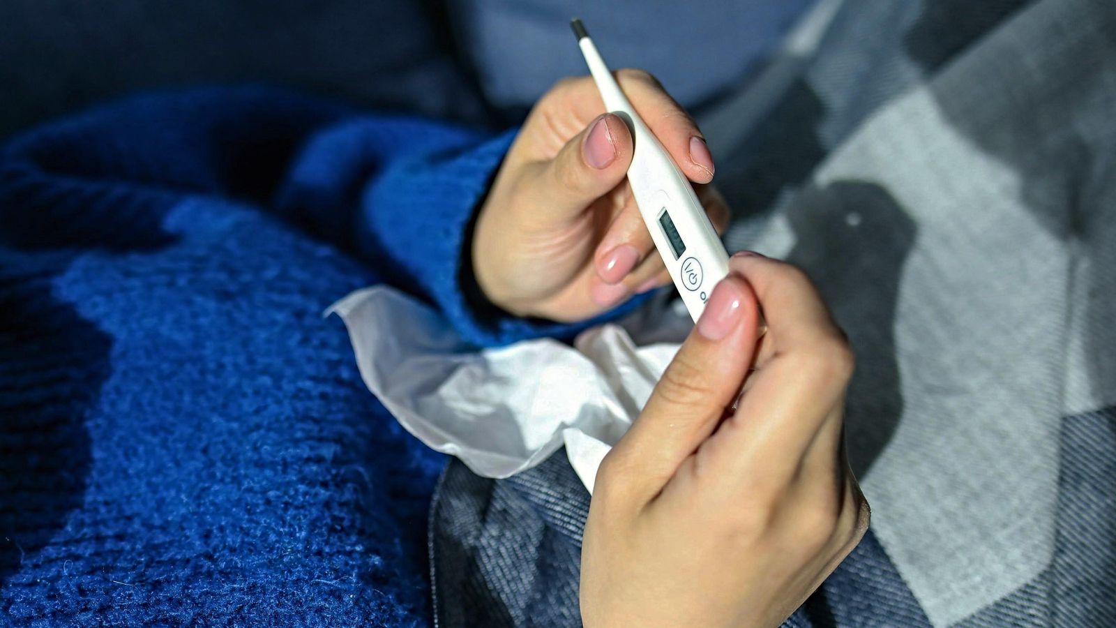 Una dona consulta el termòmetre, en una imatge d'arxiu