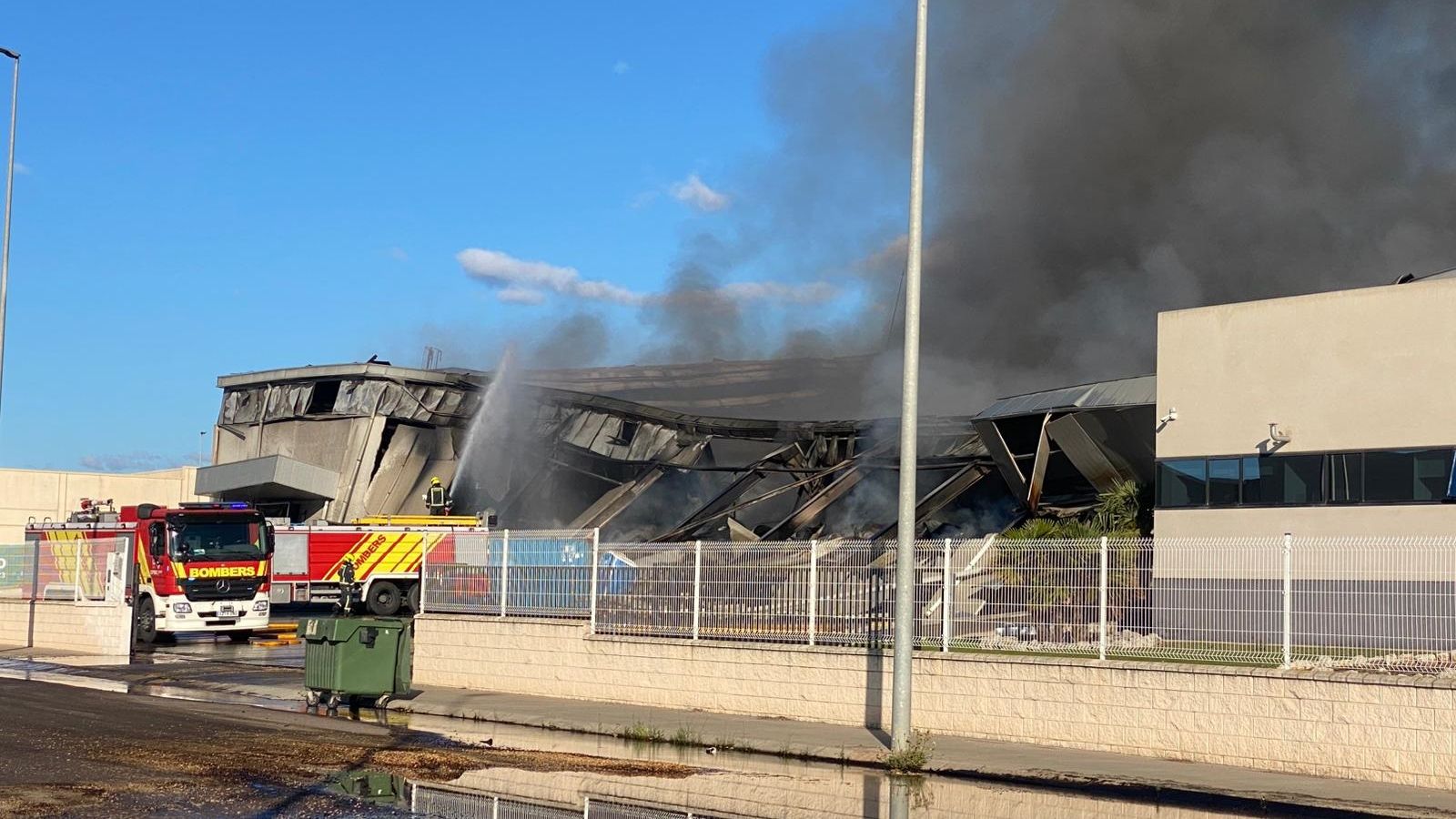 Estat de l'incendi industrial al polígon de la Vall d'Alba, a primera hora d'este dimecres