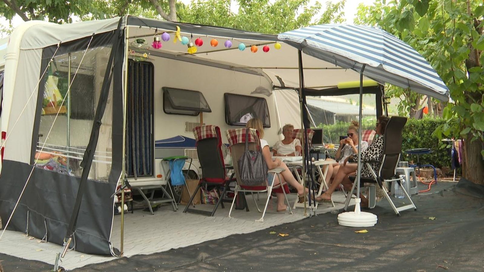Els turistes i jubilats estrangers activen la temporada de tardor dels càmpings valencians Els turistes i jubilats estrangers activen la temporada de tardor dels càmpings valencians