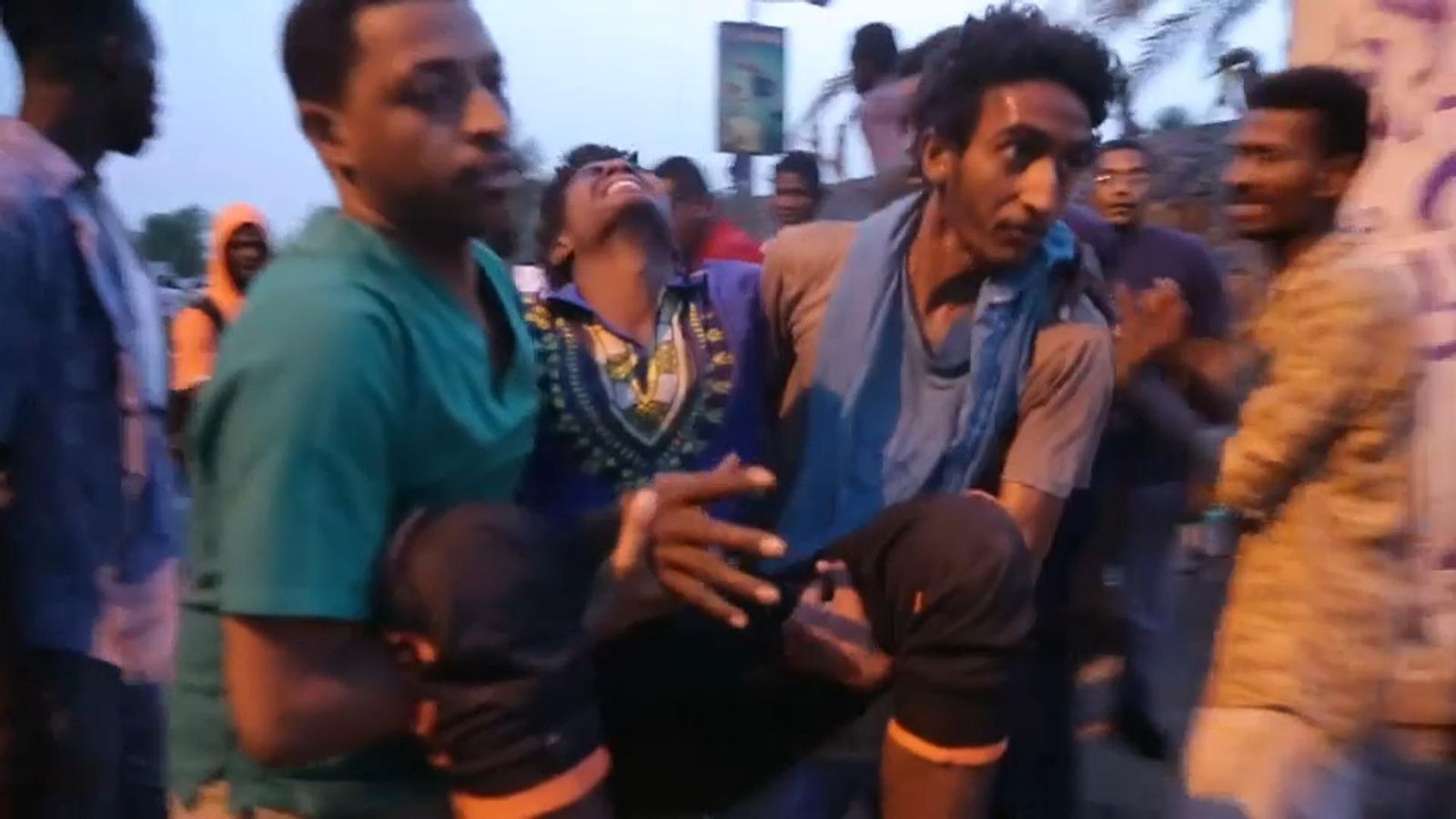 Els militars van dispersar a tirs l'acampada aquest dilluns i va registrar també centenars de ferits