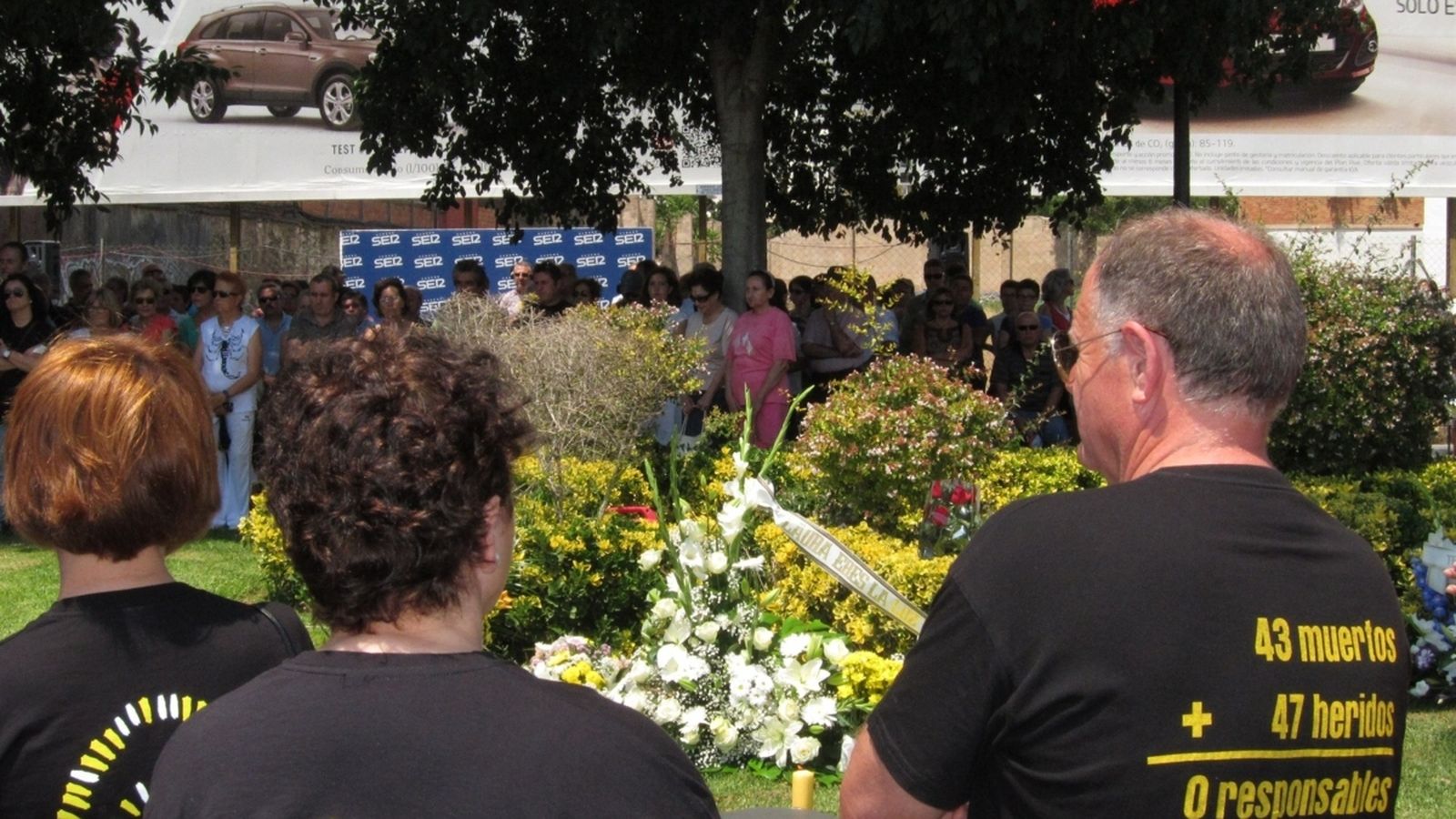 Ofrena floral en record a les víctimes de l’accident del metro de València