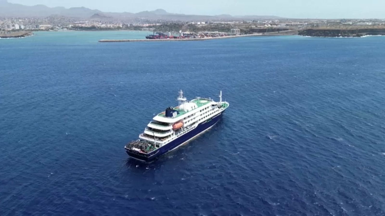 El creuer MV Hondius, varat a Cap Verd