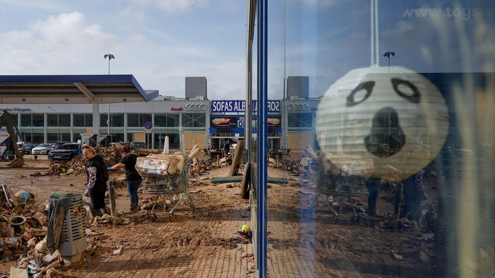 Una zona comercial d'Alfafar, completament devastada després del pas de la DANA