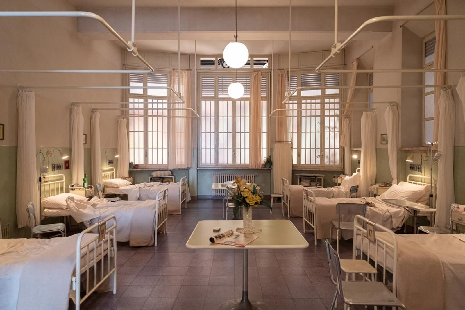 Una escenografia molt aconseguida recrea l'hospital de Torí