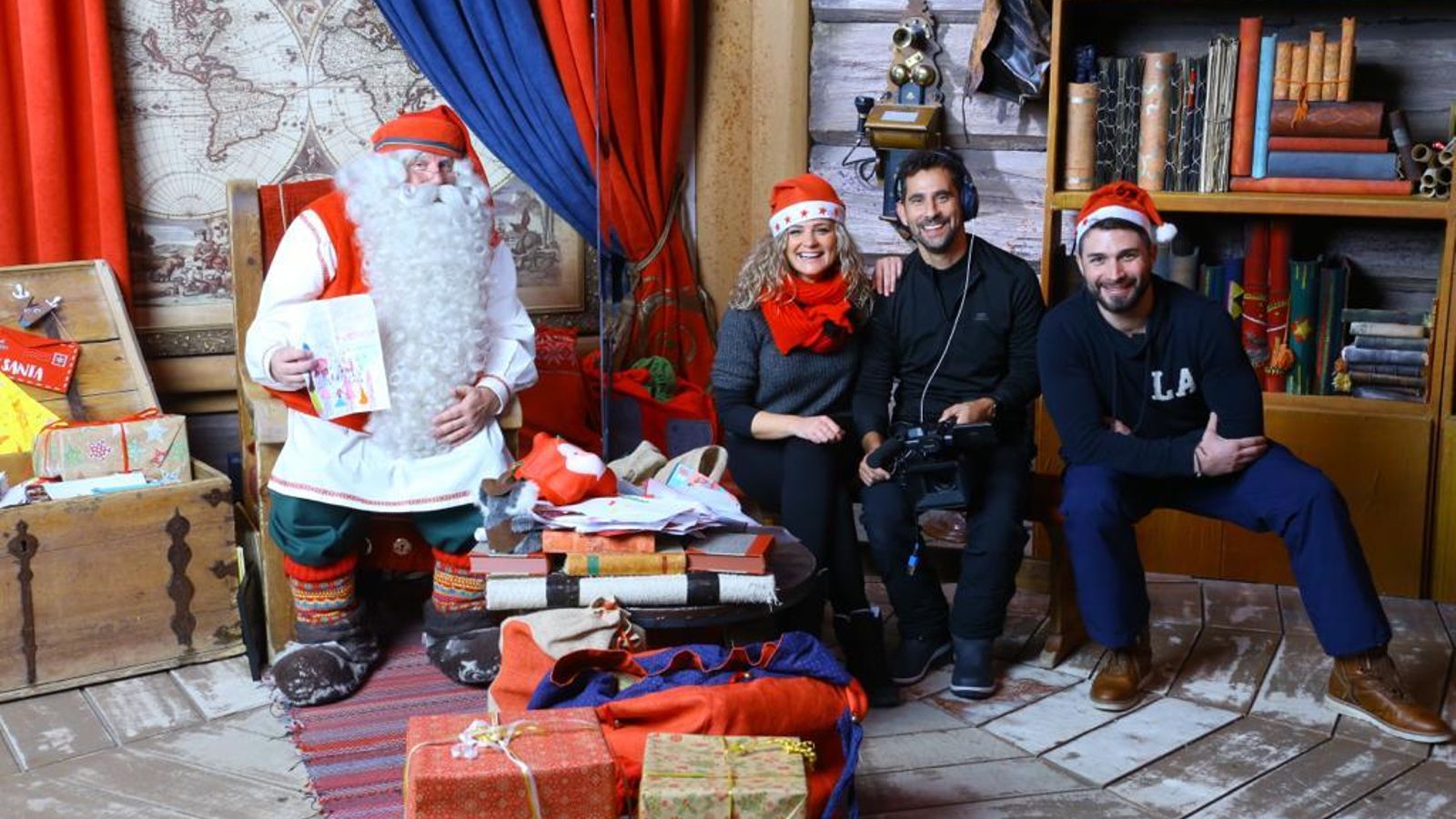 L’equip del programa es va emocionar com a xiquets quan van conéixer en persona el Pare Noel. L’equip del programa es va emocionar com a xiquets quan van conéixer en persona el Pare Noel.