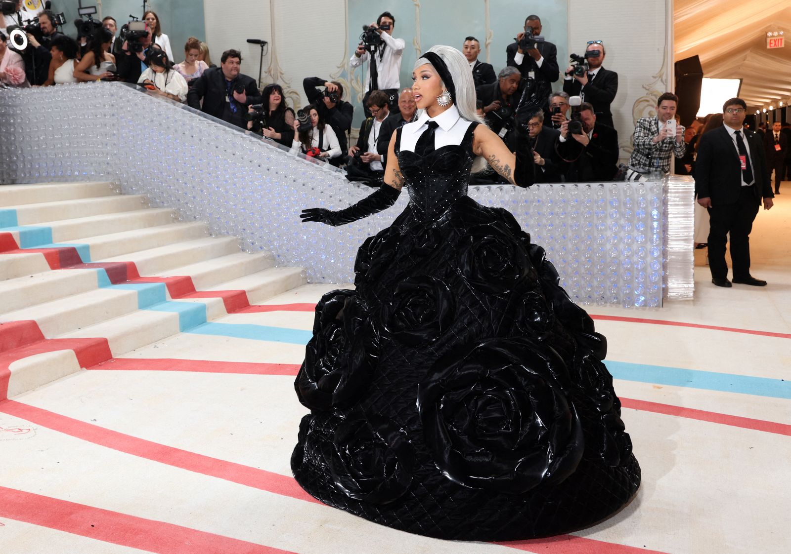 La cantant Cardi B, amb un vestit negre inspirat en les bosses encoixinades de Chanel