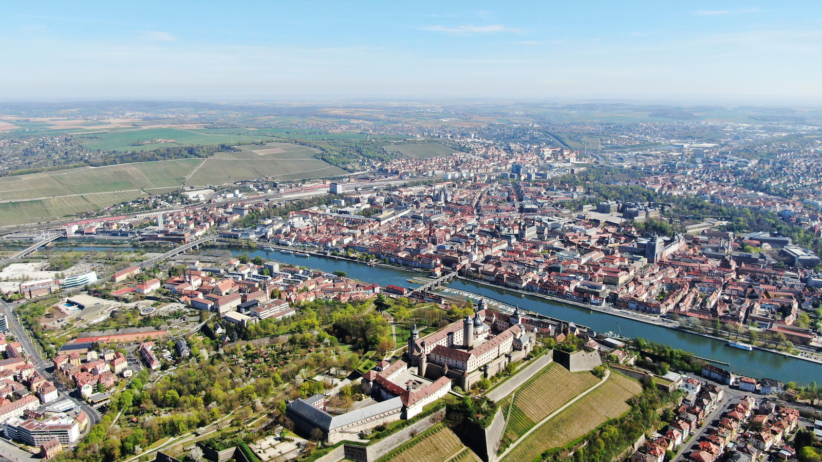 La ciutat de Würzburg és un lloc preciós amb una gran tradició tant universitària com vinícola